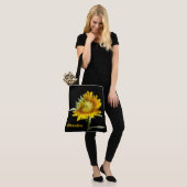 Zonnebloem op zwart, gepersonaliseerd tote bag (Op model)