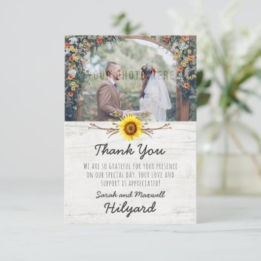 Zonnebloem & Rustiek Hout Boerderij Bruiloft Dank  Bedankkaart (Staand voorkant)