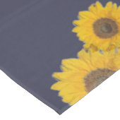 Zonnebloem trio in donkerblauw tafelkleed (Gekanteld)