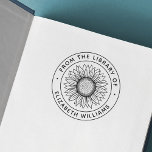 Zonnebloem uit de bibliotheek met de aangepaste bo  zelfinktende stempel<br><div class="desc">Vanuit de bibliotheek van of dit boek hoort een rubberstempel met een tekening van een mooie zonnebloem in het midden en uw aangepaste tekst en naam in een modern sans-serif lettertype.</div>