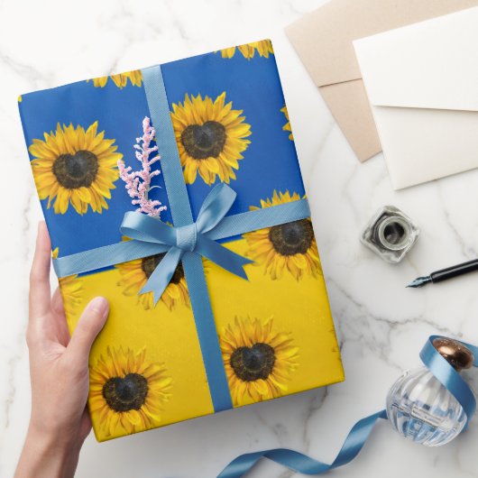Zonnebloem van het hart op blauw en geel cadeaupapier (Geschenken)