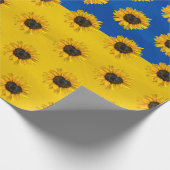 Zonnebloem van het hart op blauw en geel cadeaupapier (Hoek)