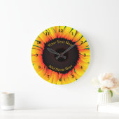 Zonnebloem wandklok met aangepaste tekstnaam (Huis)