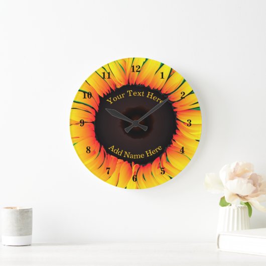 Zonnebloem wandklok met aangepaste tekstnaam (Huis)