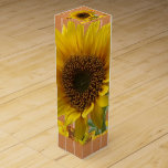 Zonnebloem Wijn<br><div class="desc">Wine Gift Box Iets voor iedereen biedt aangepaste, gepersonaliseerde cadeaudoos voor wijn, speciaal voor dat speciale moment met je geliefden. Deze unieke cadeaudoos zal indruk maken op je vrienden en familie. Terwijl u hier reeds bent, kunt u andere verwante badkamerartikelen zoals douchegordiners, zeepdispensers, badmatten, badsets, kleurrijke kindergordijnen, badweegschalen, mannen douchegordijnen,...</div>