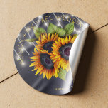 Zonnebloemen boeket rustieke krijtbord bruiloft ronde sticker<br><div class="desc">Bewerkbare tekst gunst sticker met een rustieke grote mooie zonnebloemen boeket en snaren van twinkle lichten op een donkere middernacht marine blauwe krijtbord achtergrond. Ideaal voor uw zomernacht of herfst herfst | Elegant rustiek land | Outdoor achtertuin thema bruiloft. Personaliseer het met de namen van de bruid en bruidegom en...</div>