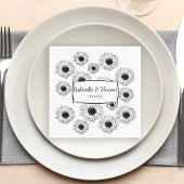 Zonnebloemen bruiloft tussen zwart en wit servet