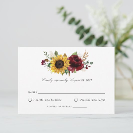 Zonnebloemen Burgundy Greenery Wedding RSVP Kaart (Staand voorkant)