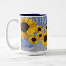 Zonnebloemen die door een blauwe hemel blazen met 