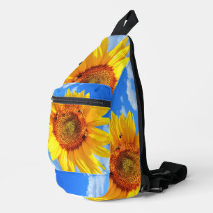 Zonnebloemen en bijen sling bag