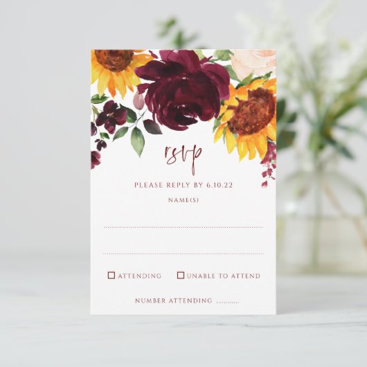 Zonnebloemen en bruine rode rozen trekken het huwe RSVP kaartje (Staand voorkant)