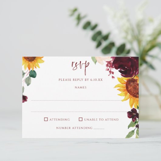 Zonnebloemen en bruine rode rozen trekken het huwe RSVP kaartje (Staand voorkant)