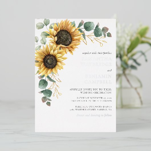 Zonnebloemen en Eucalyptus Rustic Wedding Zilver Folie Uitnodiging (Staand Voorkant)