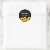 Zonnebloemen en handgemaakte tekst op zwart ronde sticker (Tas)
