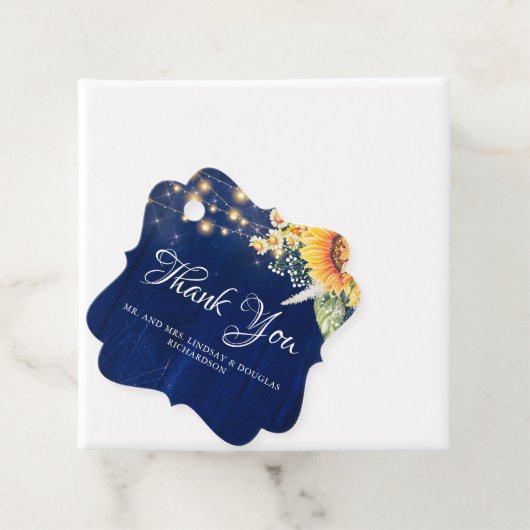 Zonnebloemen en madeliefjes rustieke marineblauwe  bedankjes labels (In situ)