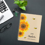 Zonnebloemen geel beige bijennaam planner<br><div class="desc">Blijf in stijl georganiseerd met onze gepersonaliseerde zonnebloem- en bijenspiraalplanner, met een charmant ontwerp geïnspireerd op de schoonheid van de natuur. Perfect voor het plannen van uw dagen met een vleugje grillen, deze planner combineert functionaliteit met een heerlijke esthetiek. Warme Beige achtergrond: De zachte beige achtergrond zorgt voor een rustgevend...</div>