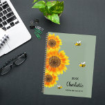 Zonnebloemen gele bijen salie groene naam planner<br><div class="desc">Blijf in stijl georganiseerd met onze gepersonaliseerde zonnebloem- en bijenspiraalplanner, met een charmant ontwerp geïnspireerd op de schoonheid van de natuur. Perfect voor het plannen van uw dagen met een vleugje grillen, deze planner combineert functionaliteit met een heerlijke esthetiek. Sage groene achtergrond: De zachte beige achtergrond zorgt voor een rustgevend...</div>