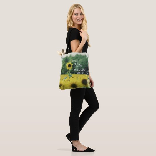 Zonnebloemen geloof groter dan angst tote bag (Op model)