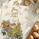 Zonnebloemen Homestead Boerderij Scene Theedoek<br><div class="desc">Boerderij scène, keukenhanddoeken met zonnebloemen en "home sweet home" tekst. Een vrolijke scène bestaat uit een hek, fiets en zwarte katten met een schuur in de verte. Gele zonnebloemen zijn overal - groeien achter het hek, worden in de fietsmand gestopt en maken een patroon over de hele handdoek achtergrond. Handdoekkleur...</div>