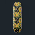 Zonnebloemen Honingraat Bloempatroon Zwart Persoonlijk Skateboard<br><div class="desc">Dit ontwerp bevat gele zonnebloemboeketten en een gouden zeshoekig honingraatpatroon op een zwarte achtergrond.</div>
