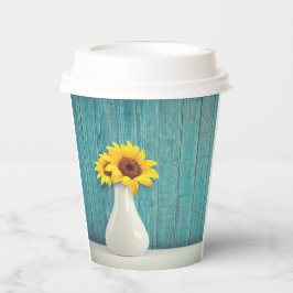 Zonnebloemen in een vaas papieren bekers