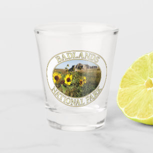 Zonnebloemen in het nationale badlands-park in SD Shot Glas