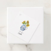 Zonnebloemen in labels met blauw en witte vase (In situ)