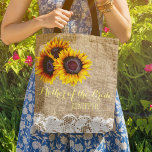 Zonnebloemen jute kant bruiloft moeder van de brui tote bag<br><div class="desc">Rustieke elegante zomer of herfst bruiloft stijlvolle moeder van de bruid / moeder van de bruidegom / bruidsmeisje / bruidsmeisje / eermeisje / bloem meisje canvas tas op beige faux jute jute jute met prachtige geel gouden zonnebloemen boeketten en witte kanten randen op beide gezichten. Eenvoudig te personaliseren met de...</div>