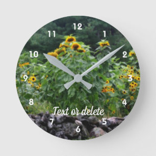Zonnebloemen langs stenen muurkunst gepersonalisee ronde klok