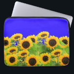 Zonnebloemen laptophoes Oekraïne Vlag kleuren Laptop Sleeve<br><div class="desc">Zonnebloemen - Vrijheid Oekraïne Vrede Oekraïnse vlag - Steun samen onafhankelijkheid - Overwinning ! Laten we van de wereld een betere plek maken - iedereen samen! Een betere wereld begint - hangt af - heeft jou ook nodig! U kunt naar 1000 Zazzle producten overbrengen. Resize en beweeg of verwijder en...</div>