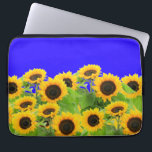 Zonnebloemen laptophoes Oekraïne Vlag kleuren Laptop Sleeve<br><div class="desc">Zonnebloemen - Vrijheid Oekraïne Vrede Oekraïnse vlag - Steun samen onafhankelijkheid - Overwinning ! Laten we van de wereld een betere plek maken - iedereen samen! Een betere wereld begint - hangt af - heeft jou ook nodig! U kunt naar 1000 Zazzle producten overbrengen. Resize en beweeg of verwijder en...</div>