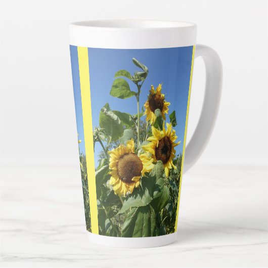 Zonnebloemen met Blue Sky Latte Mok (Rechterhoek)