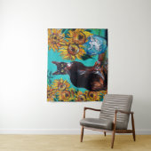 ZONNEBLOEMEN MET KAT IN BLAUW TURQUOISE WANDKLEED (In situ)