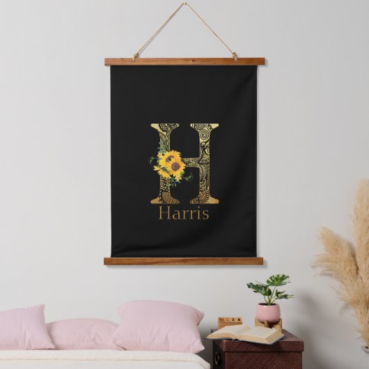 Zonnebloemen met zwarte en goudletters H Hangend Wandkleed (Slaapkamer)
