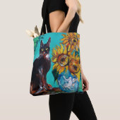 ZONNEBLOEMEN MET ZWARTE KAT IN BLAUW TURQUOISE TOTE BAG (Dichtbij)