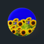 Zonnebloemen Oekraïne Button met vlagkleuren - Vri<br><div class="desc">Oekraïne - vrede - Oekraïense vlagzonnillen - steun voor de vrijheid ! Laten we van de wereld een betere plek maken - iedereen samen! Een betere wereld begint - hangt af - heeft jou ook nodig! U kunt naar 1000 Zazzle producten overbrengen. Resize en beweeg of verwijder en voeg elementen/tekst...</div>