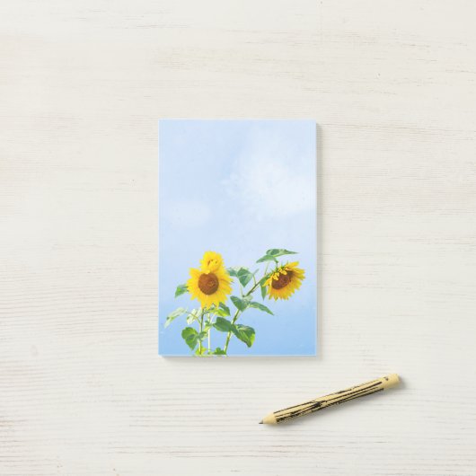 Zonnebloemen onder de blauwe hemel post-it® notes (Op bureau)