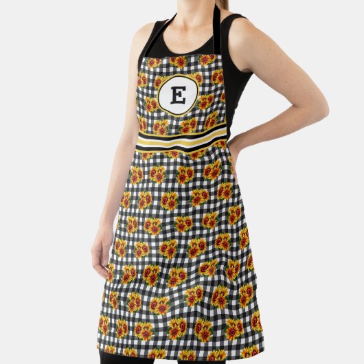Zonnebloemen op Black Gingham Initiaal Schort (Insitu)
