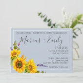 Zonnebloemen op blauwe QR-code huwelijksuitnodigin Kaart (Staand voorkant)