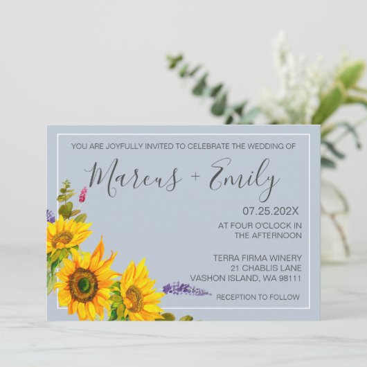 Zonnebloemen op blauwe QR-code huwelijksuitnodigin Kaart (Staand voorkant)
