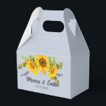 Zonnebloemen op Blue Custom Weddenbox Bedankdoosjes<br><div class="desc">Het  vakje van de trouwgunst kenmerkt waterverf zonnebloem bouquet op Plein Air (een bleek blauw) achtergrond met klantgerichte tekstblokken in moderne doopvonten</div>