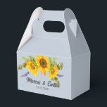 Zonnebloemen op Blue Custom Weddenbox Bedankdoosjes<br><div class="desc">Het  vakje van de trouwgunst kenmerkt waterverf zonnebloem bouquet op Plein Air (een bleek blauw) achtergrond met klantgerichte tekstblokken in moderne doopvonten</div>