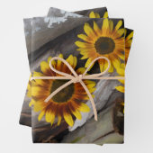 Zonnebloemen op , bruingele kunstwerken inpakpapier vel (In situ)
