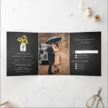 Zonnebloemen op Mason Jar Rustic Chalkboard Wedden Drieluik Uitnodiging<br><div class="desc">Robuust en griezelig all-in-one brutaal huwelijk-uitnodiging. Deze roestachtige bloemkool is voorzien van zonnebloemen op een moeraspot en zonnebloemen op een faux-achtergrond. Personaliseer door namen,  data,  tijden,  RSVP details,  ontvangstdetails,  verblijfsdetails,  terugkeeradres en een foto toe te voegen. Deze uitnodiging voor een bruiloft met zonnebloemen is perfect voor herfst- of herfstbruiloften.</div>