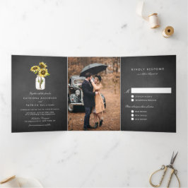 Zonnebloemen op Mason Jar Rustic Chalkboard Wedden Drieluik Uitnodiging