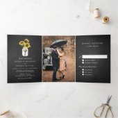 Zonnebloemen op Mason Jar Rustic Chalkboard Wedden Drieluik Uitnodiging (Binnen)