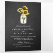Zonnebloemen op Mason Jar Rustic Chalkboard Wedden Drieluik Uitnodiging (Binnenzijde eerst)
