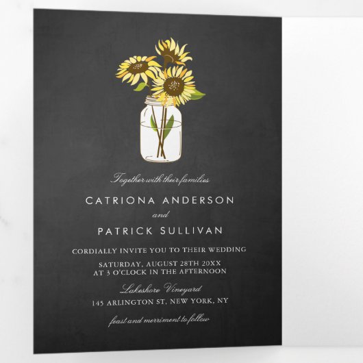 Zonnebloemen op Mason Jar Rustic Chalkboard Wedden Drieluik Uitnodiging (Binnenzijde eerst)