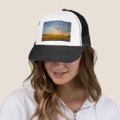 Zonnebloemen op Sunset Trucker Pet (In situ)