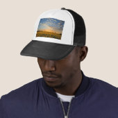Zonnebloemen op Sunset Trucker Pet (In situ)